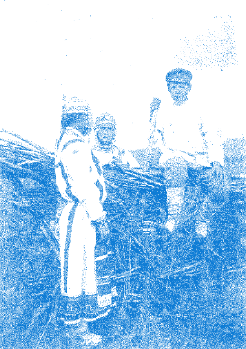 Группа чувашских детей в их традиционной одежде